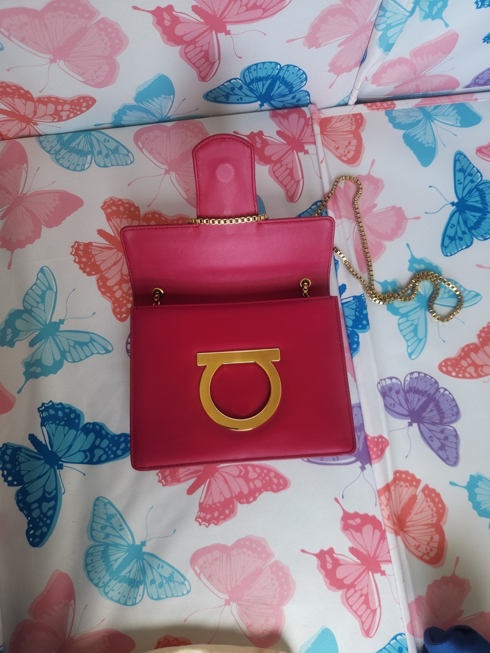 Salvatore Ferragamo Hot Pink Leather Shoulder Bag with Gold Chain - Picture 4 of 14